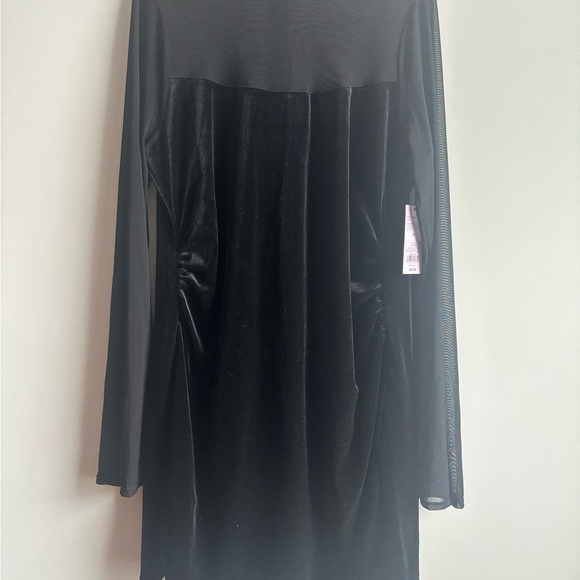 Elegant Black Velvet Dress - Picture 1 of 5